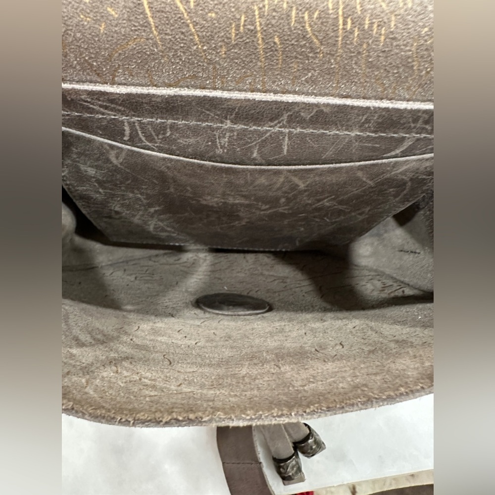 Ona Villier Leather Crossover Bag in Grey with fine Metallic painted strokes - Picture 5 of 8